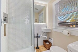 Een douche, een haardroger, handdoeken