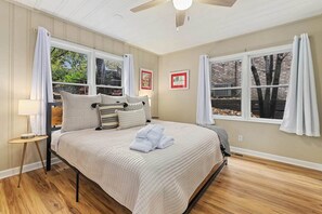 4 bedrooms, iron/ironing board, WiFi, bed sheets