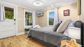 4 bedrooms, iron/ironing board, WiFi, bed sheets