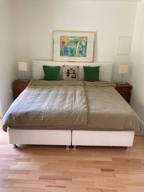 3 bedrooms, internet, bed sheets