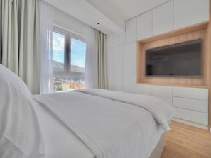 2 habitaciones, escritorio y espacio para trabajar con laptop