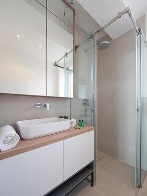 Deluxe-Apartment | Badezimmer | Dusche, Haartrockner, Handtücher