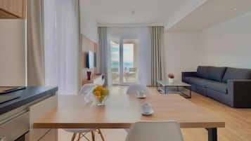 Lägenhet Deluxe | Vardagsrum | 32-tums LCD-tv med kabelkanaler