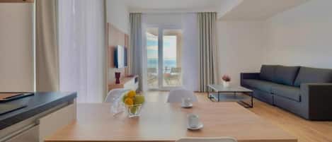 Deluxe-Apartment | Wohnbereich | 32-Zoll-LCD-Fernseher mit Kabelempfang