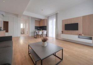 デラックス アパートメント | リビング エリア | 32 インチの液晶テレビ (ケーブル放送視聴可)