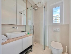 Deluxe Apartment | Bathroom | Shower, hair dryer, towels