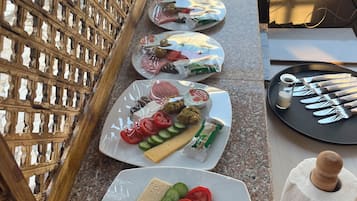 Ísskápur, örbylgjuofn, kaffivél/teketill, kaffikvörn