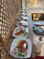 Refrigerador, microondas, cafetera/tetera, molino de café