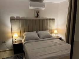 Ropa de cama de alta calidad, minibar y cortinas blackout 