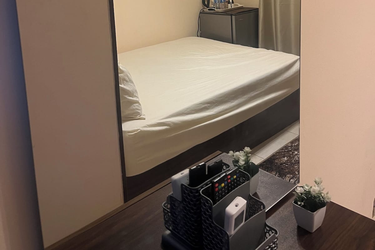 Deluxe eenpersoonskamer | Luxe beddengoed, een minibar, verduisterende gordijnen