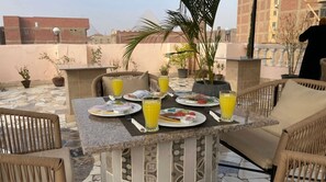 Free daily full breakfast - King Badr pyramids inn (Giza)