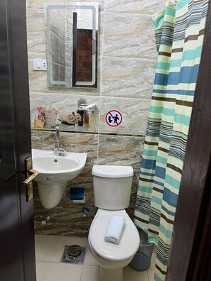 Rom – deluxe, 1 dobbeltseng | Bad | Regndusjhode, toalettartikler (inkludert), hårføner og håndklær