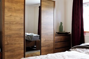 1 bedroom, bed sheets