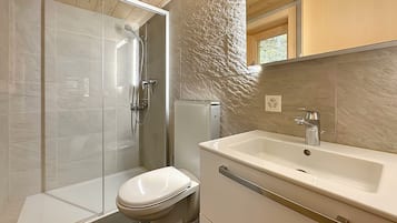 Douche, sèche-cheveux, serviettes fournies