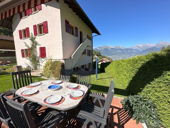 Outdoor dining - Perfect Mountain Condo - 4 Valleys - Swiss Alps (Beuson)
