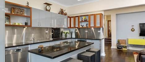 Réfrigérateur, micro-ondes, four, plaque de cuisson