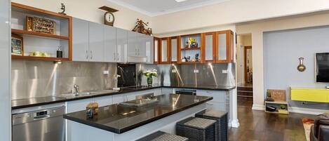 Jääkaappi, mikroaaltouuni, uuni, liesi