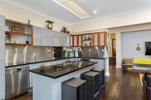 Een koelkast, een magnetron, een oven, een kookplaat