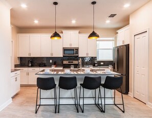 Fridge, microwave, oven, stovetop - Fabulous 5Bed Pool Home Private Pool and Spa-700SS (Four Corners)