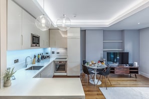 2-bedroom executive apartment | Living area | 40-inch flat-screen TV with satellite channels - Grays Inn by Aeria Apartments (London)
