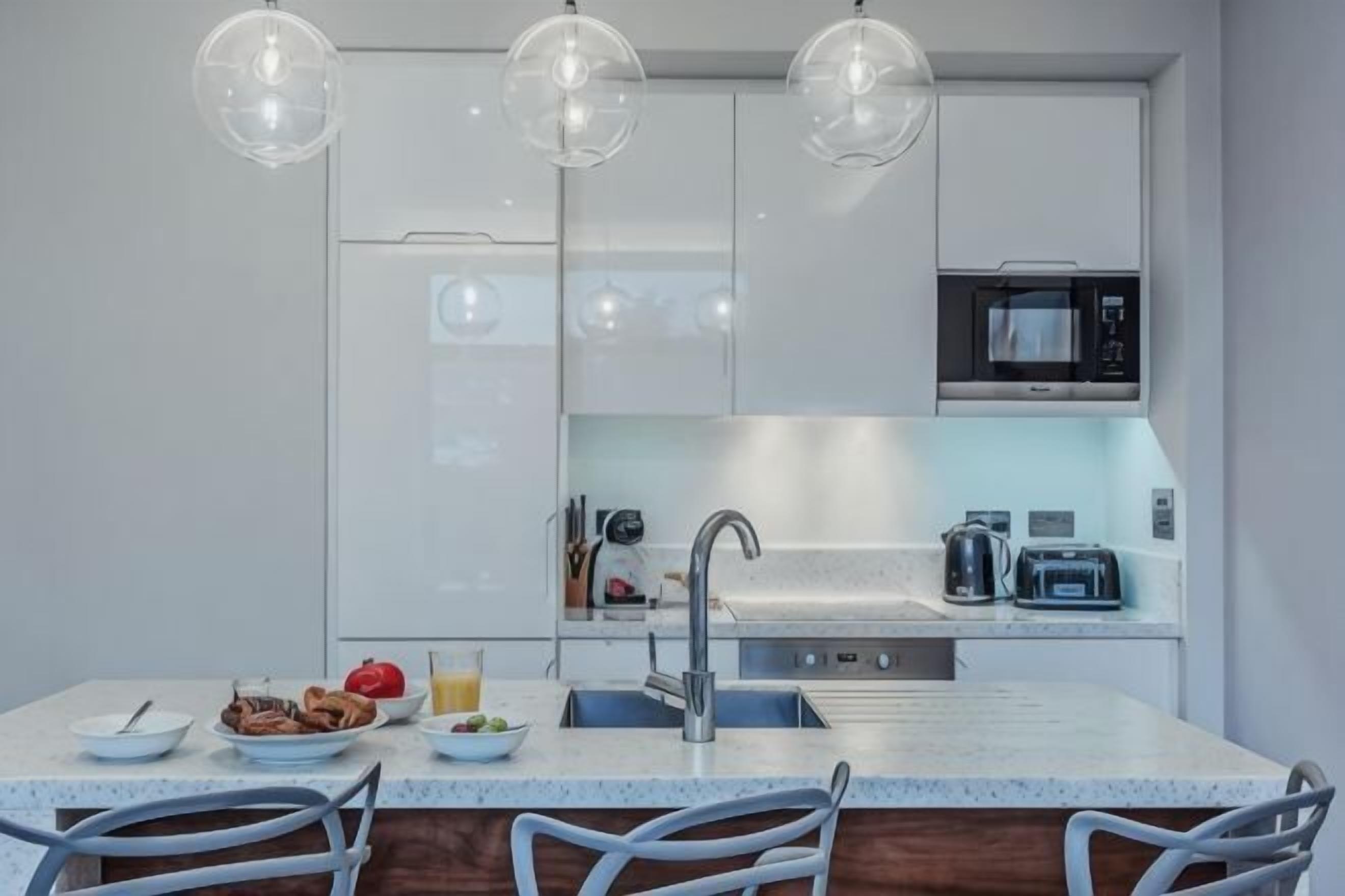 Private kitchen | Full-size fridge, microwave, oven, stovetop