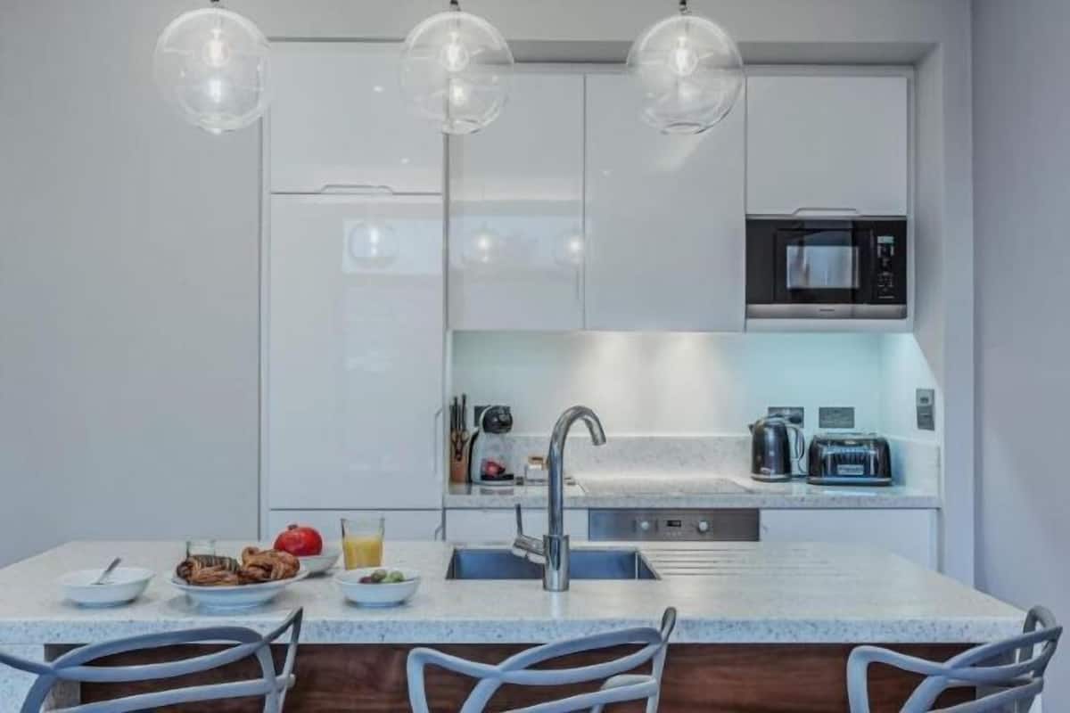 Refrigerador con freezer, microondas, horno, placa de cocina