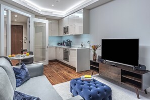 Deluxe-Apartment, 1 Schlafzimmer | Wohnbereich | 40-Zoll-Flachbildfernseher mit Satellitenempfang