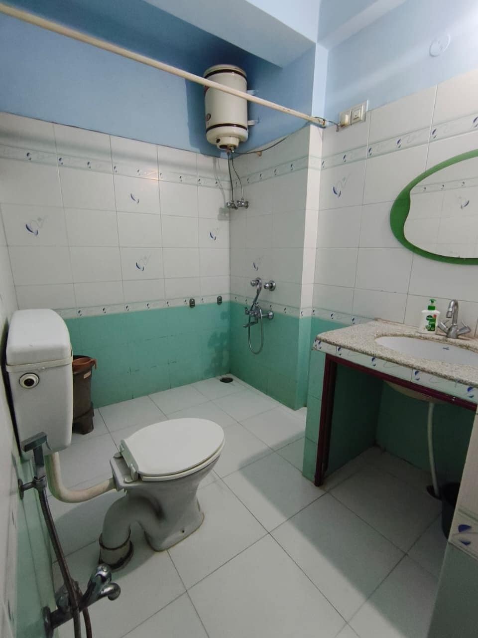 Un baño con inodoro, lavamanos y ducha.