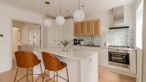 Apartamento básico, várias camas | Cozinha privada | Geladeira, micro-ondas, fogão, cooktop