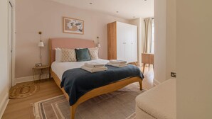 Apartamento básico, várias camas | 2 quartos, espaço de trabalho para notebook