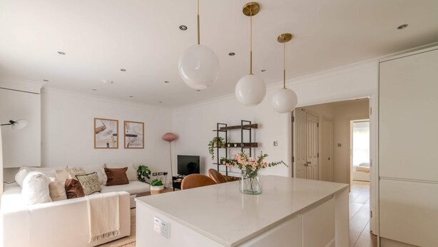 Apartamento básico, várias camas | Cozinha privada | Geladeira, micro-ondas, fogão, cooktop