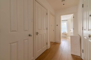 Appartement de base, Plusieurs lits | Intérieur