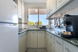 Refrigerador, microondas, cafetera y tetera y tetera eléctrica 