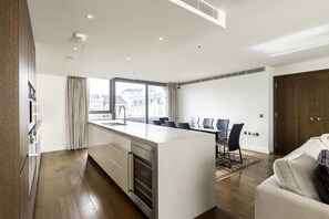 Basic Apartment, Multiple Beds | Private kitchen - Beautiful 4 Bed Abode Near Imperial Wharf (London)