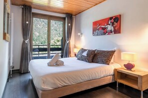 2 bedrooms, iron/ironing board, travel crib, free WiFi