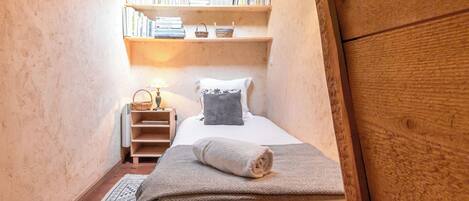 3 bedrooms, travel crib, free WiFi, bed sheets