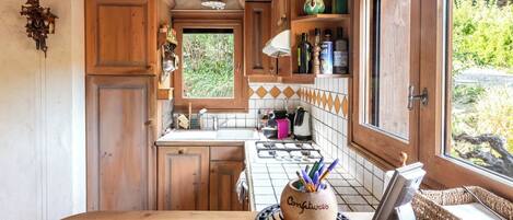 Kühlschrank, Ofen, Geschirrspüler, Wasserkocher mit Kaffee-/Teezubehör