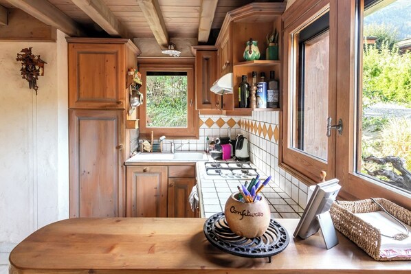 Een koelkast, een oven, een vaatwasser, een koffiezetapparaat/waterkoker