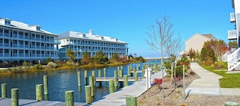 Luxury 4 Bedroom Townhouse just steps to the beach, with free WiFi and big size living room perfect for a big family.