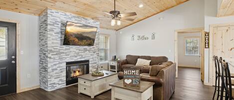 Een smart-tv, een open haard, een dvd-speler en tafelvoetbal