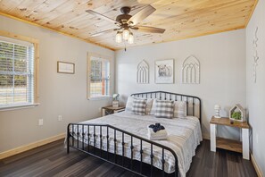 3 bedrooms, iron/ironing board, free WiFi, bed sheets - Cozy 3 Bedroom with King Beds, Mountain View, Game Room, WiFi, Hot Tub, Fire Pit (Sevierville)