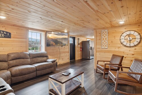 2 Bedroom with Fire Pit, Mountain View, WiFi and Private Game Room!