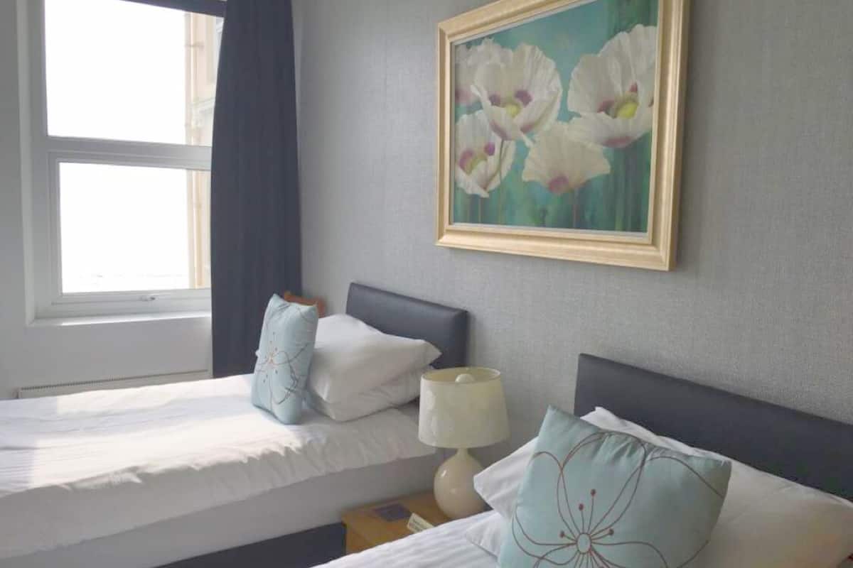 Standaard Twin kamer | Luxe beddengoed, een bureau, een laptopwerkplek, gratis wifi