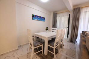 Appartement Affaires | Aire de séjour | Téléviseur connecté de 24 po avec télévision par satellite