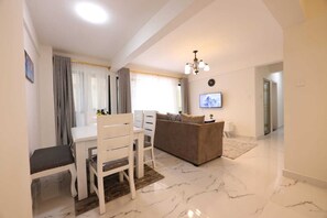 Departamento empresarial | Área de sala de estar | Smart TV de 24 pulgadas con canales vía satélite 