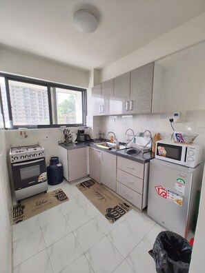 엘리트 아파트 | 전용 주방 | 냉장고, 전자레인지, 조리 도구/접시/주방 기구, 식탁