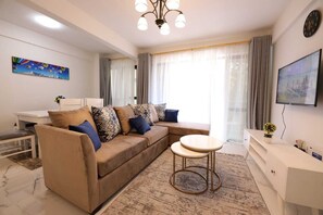 Departamento empresarial | Área de sala de estar | Smart TV de 24 pulgadas con canales vía satélite 