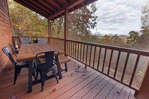 Outdoor dining - Hayden’s Hideaway - View, hot tub, game room, fun! (Blairsville)