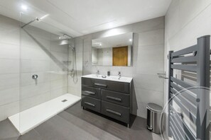 Dusche, Haartrockner, Handtücher