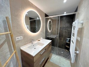 Shower, hair dryer, towels